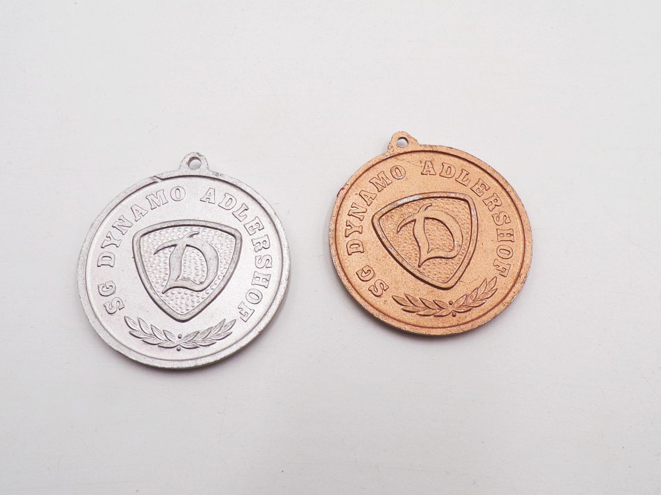 Medaille SG Dynamo Adlershof 2 Stück Wachregiment Dzierzynski Militärsportfest Medaille SG Dynamo Adlershof 2 Stück Wachregiment Dzierzynski Militärsportfest