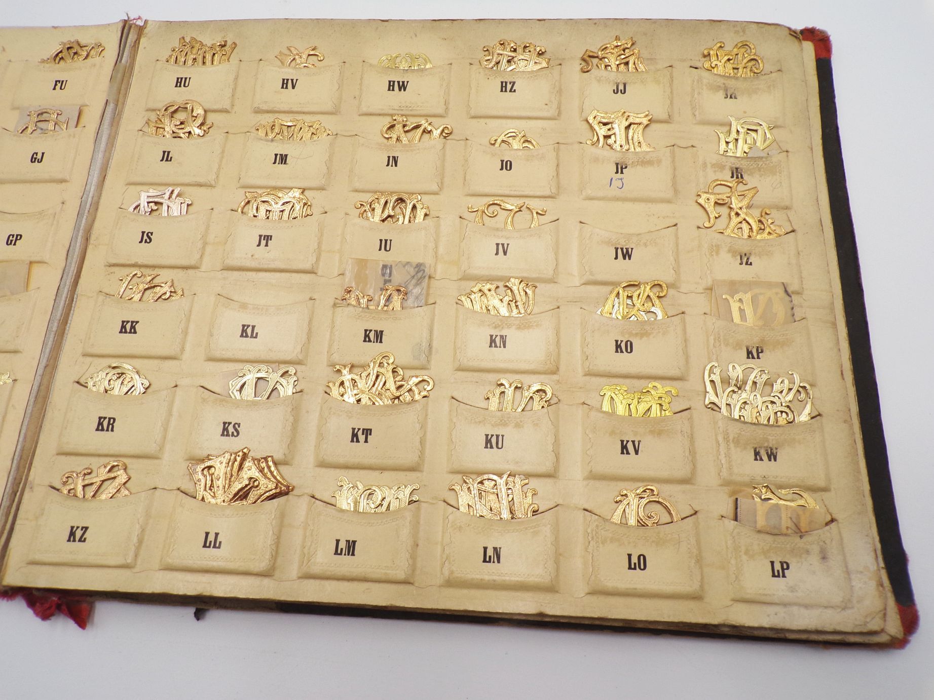 Monogramm Album um 1900 geprägte Papier Initialien 