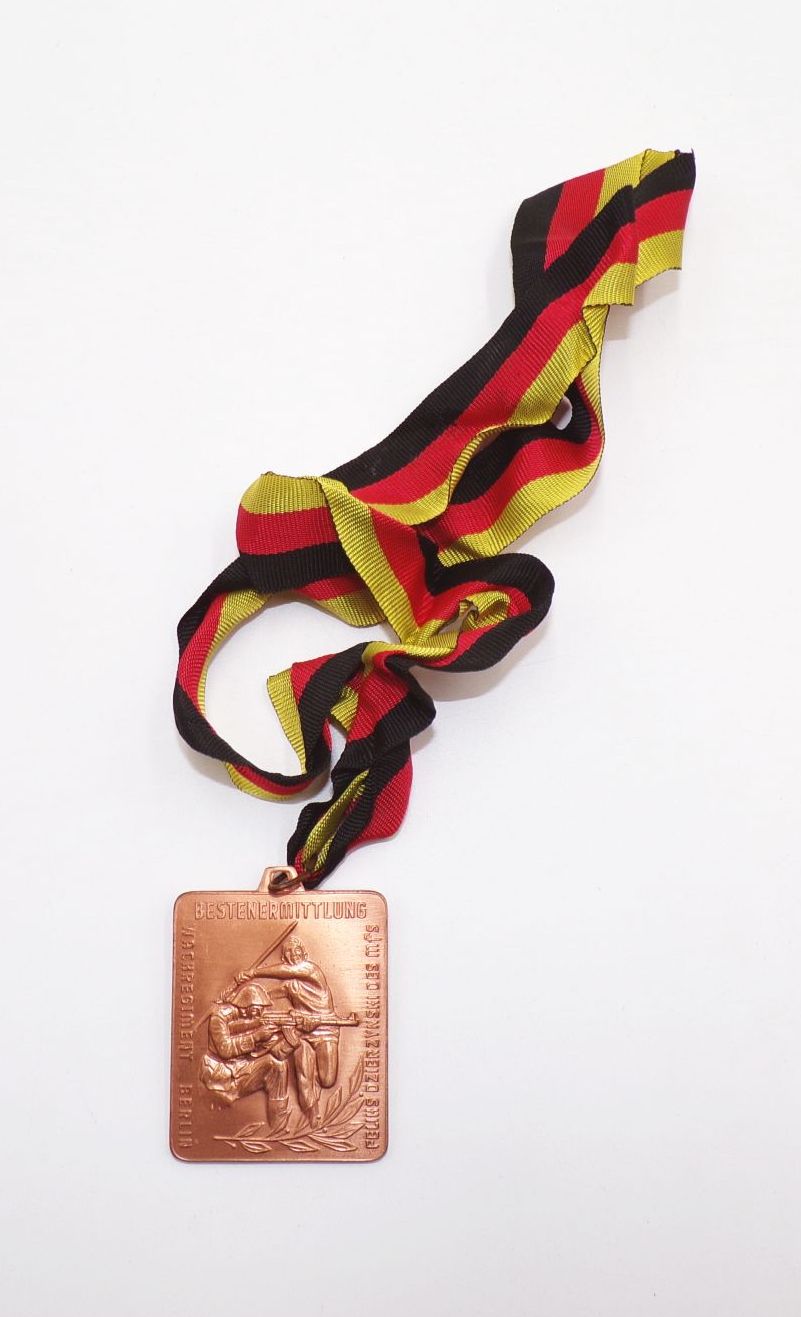 Medaille Bestenermittlung Wachregiment Felix Dzierzynski Berlin Bronze Stufe