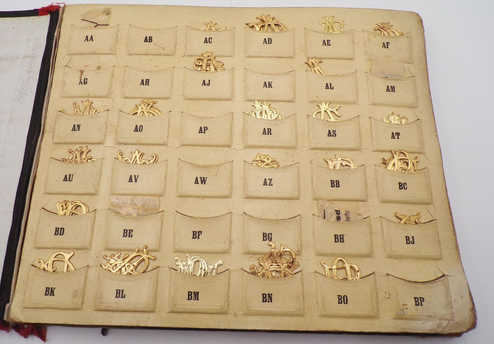 Monogramm Album um 1900 geprägte Papier Initialien 