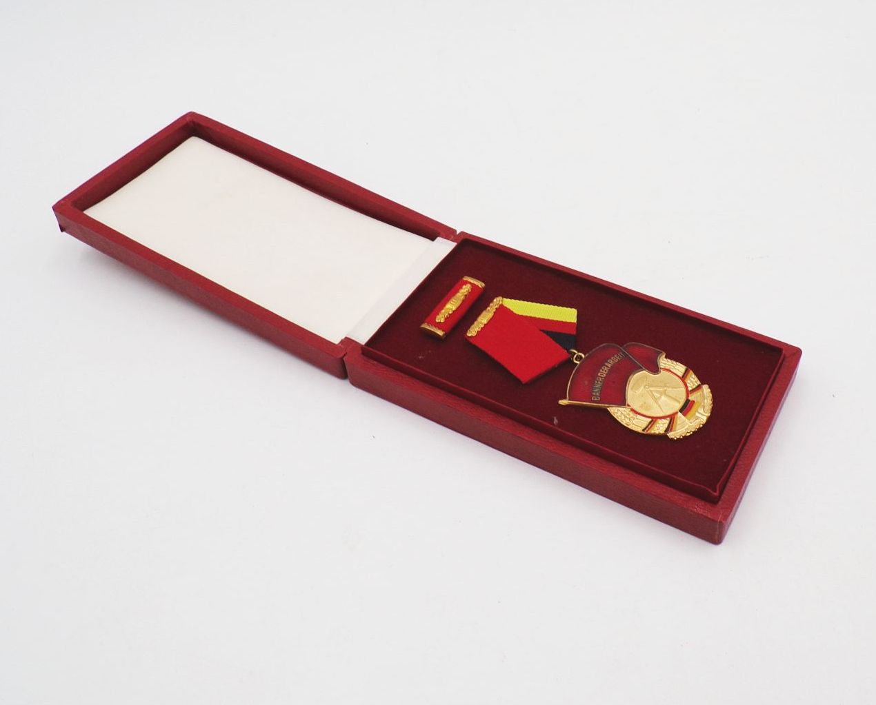 Altes Abzeichen Banner der Arbeit DDR Orden GDR mit Etui Altes Abzeichen Banner der Arbeit DDR Orden GDR mit Etui