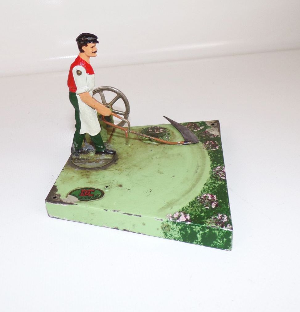 Altes Doll Antriebsmodell Rasenmäher Sense Bauer um 1900 Blechspielzeug