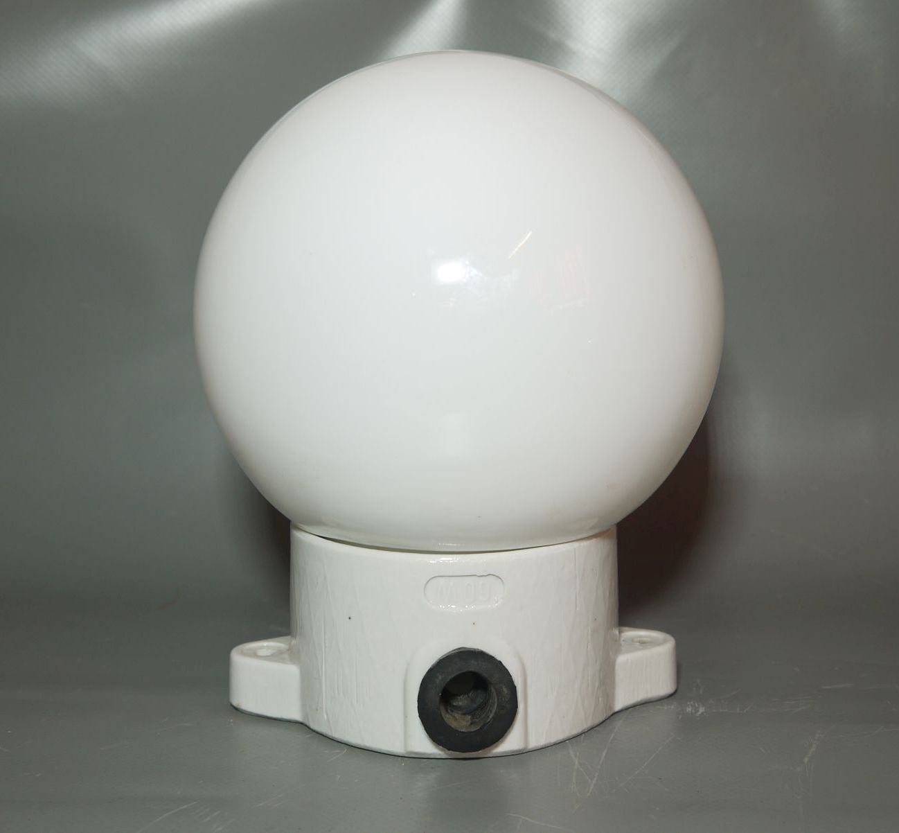 Kellerlampe Porzellan Fassung Lampe Glas weiß klein alte Kugellampe IP41 