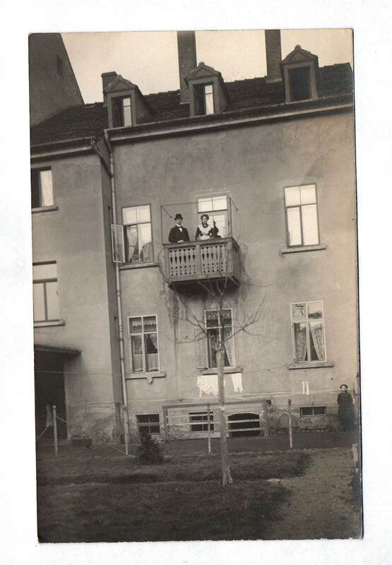 Ak Foto Gebäude in Schmölln Balkon Frau und Mann 1918