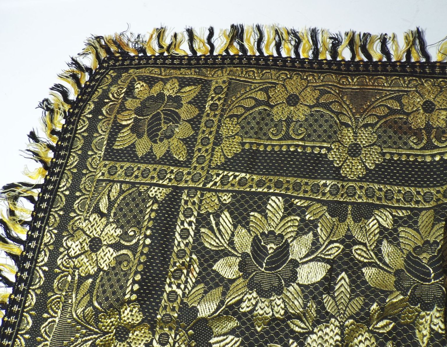 Tischdecke um 1900 Stickerei Seidenglanz Überwurf 