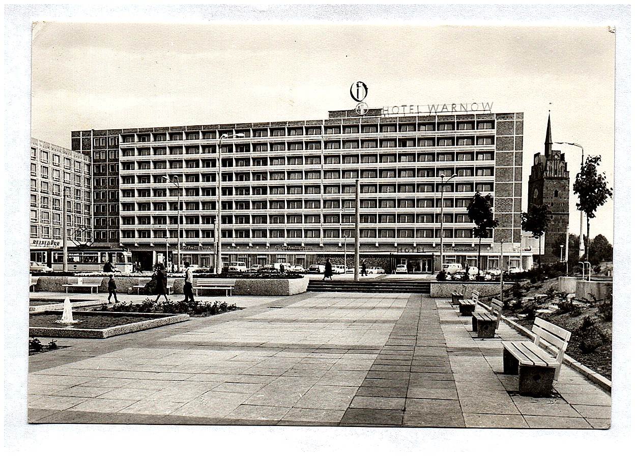 Ak Hotel Rostock Interhotel Warnow und Kröpelinger Tor DDR 1975 Ak Hotel Rostock Interhotel Warnow und Kröpelinger Tor DDR 1975