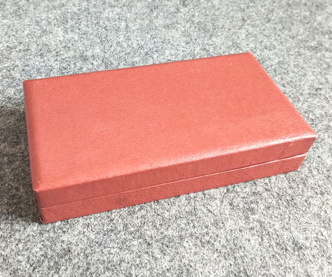 Originaler Orden DDR Banner der Arbeit Abzeichen mit Schachtel Originaler Orden DDR Banner der Arbeit Abzeichen mit Schachtel