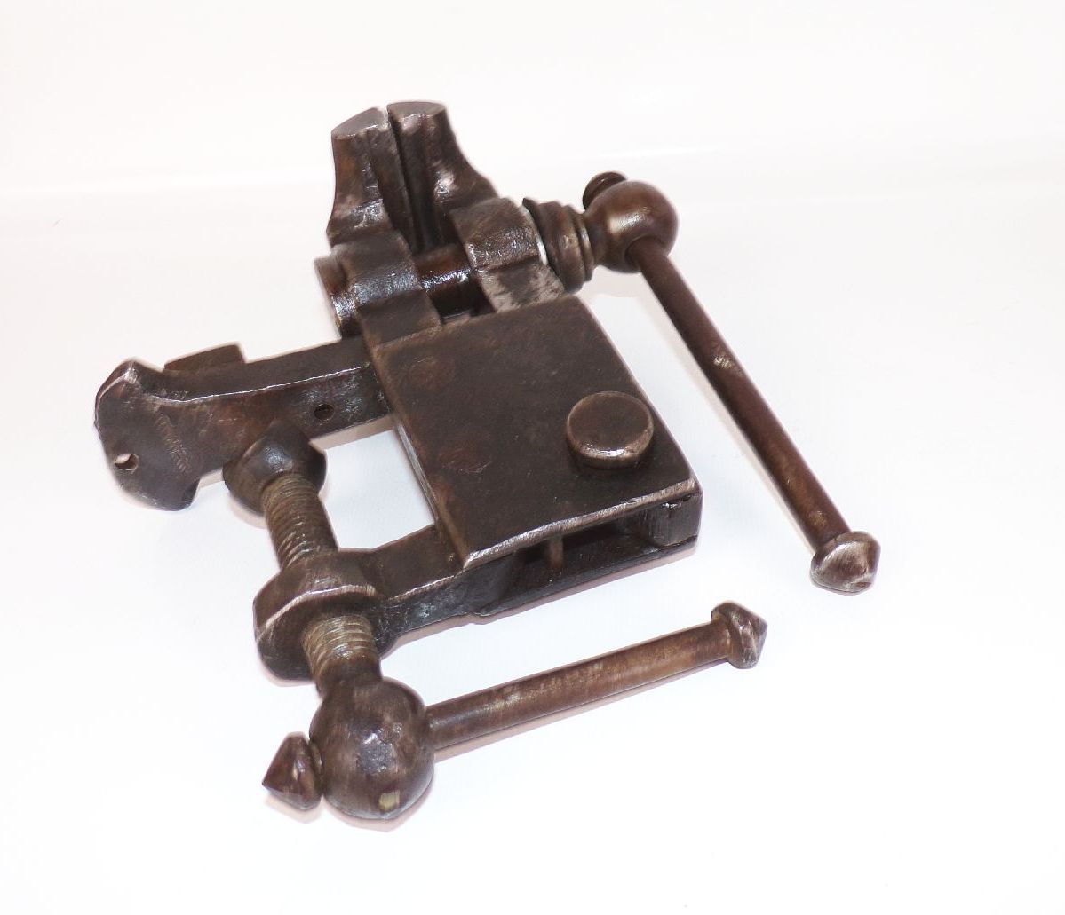 Alter Schraubstock Tischschraubstock Werkzeug 7 cm Backenmaß Amboss