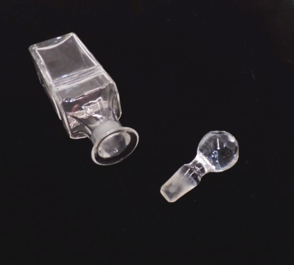 Alte Glaskaraffen Glas 2 Stück transparent mit Verschluss Antik Menage
