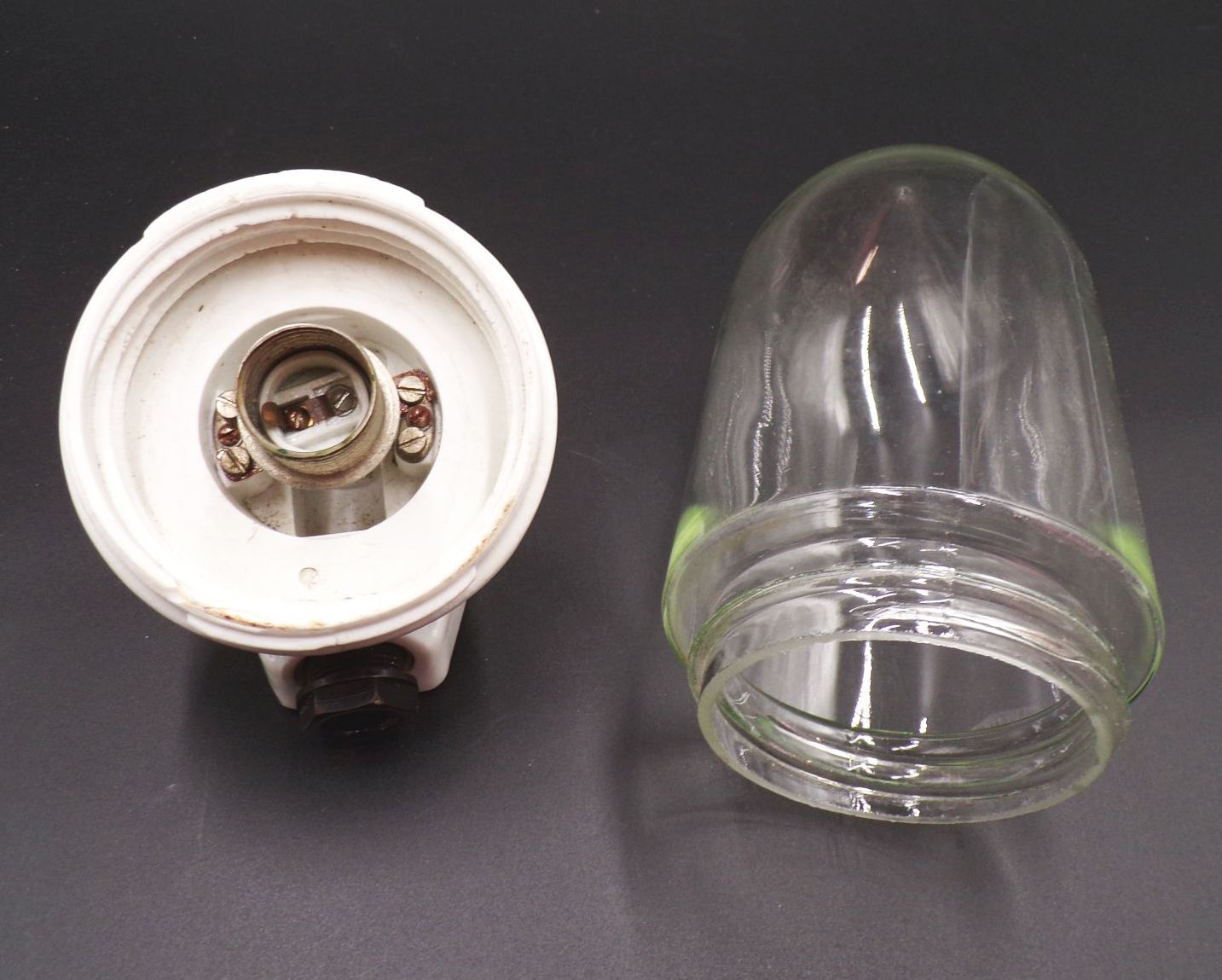 Alte Glaskolbenlampe Schräg Weiß Porzellan Glas Deckenleuchte Kellerlampe Alte Glaskolbenlampe Schräg Weiß Porzellan Glas Deckenleuchte Kellerlampe