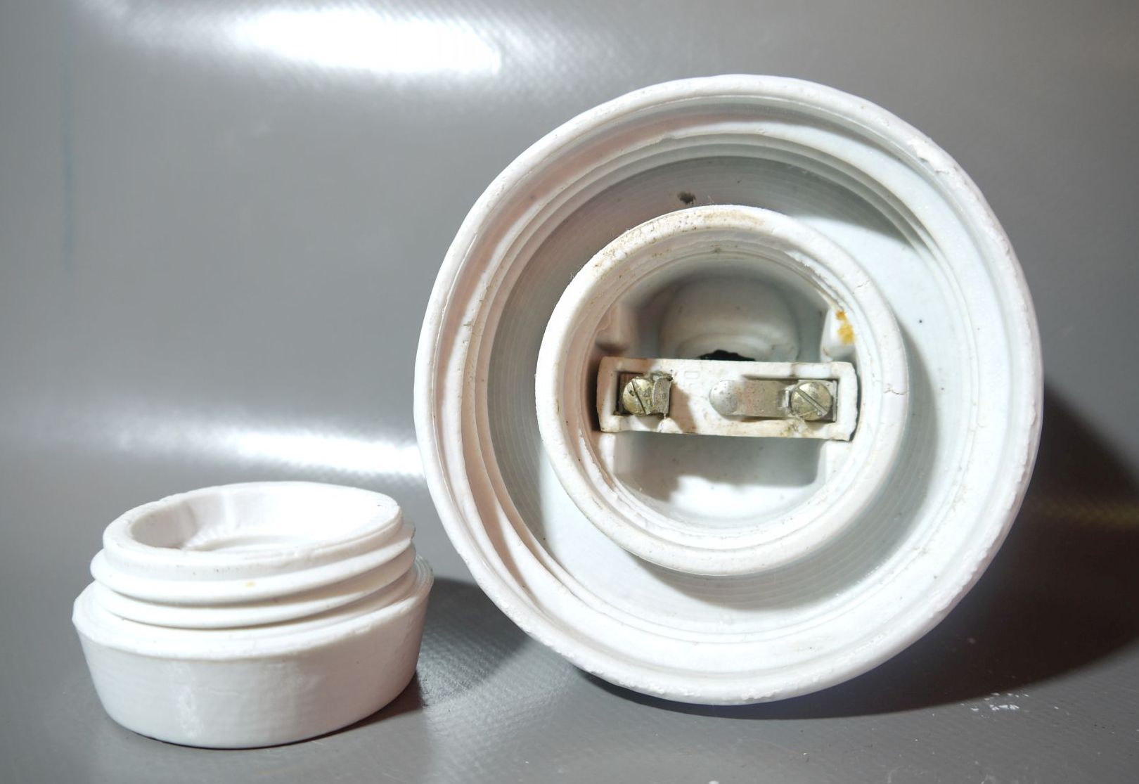 Kugellampe alte Kellerlampe Porzellan Fassung schräg IP41 Glas Weiß