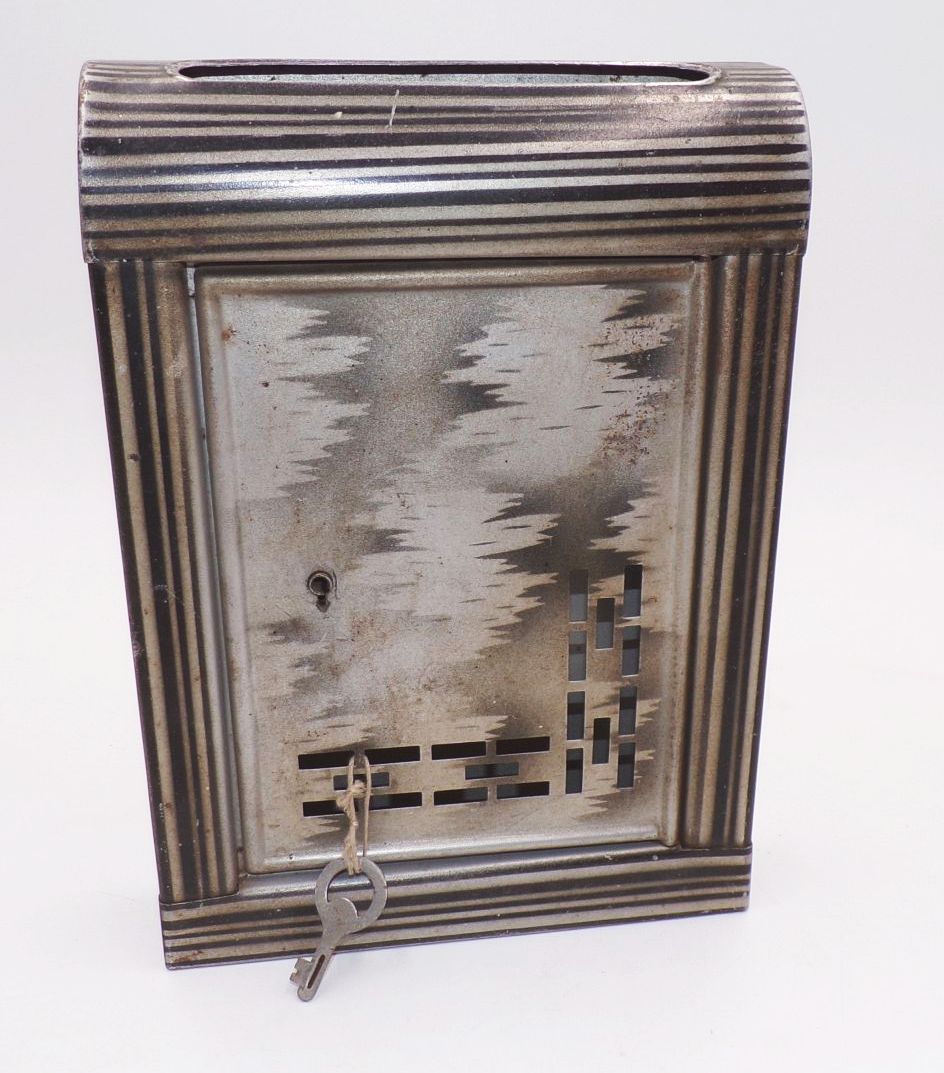 Alter Briefkasten mit Schlüssel aus Blech Vintage Requisit Deko