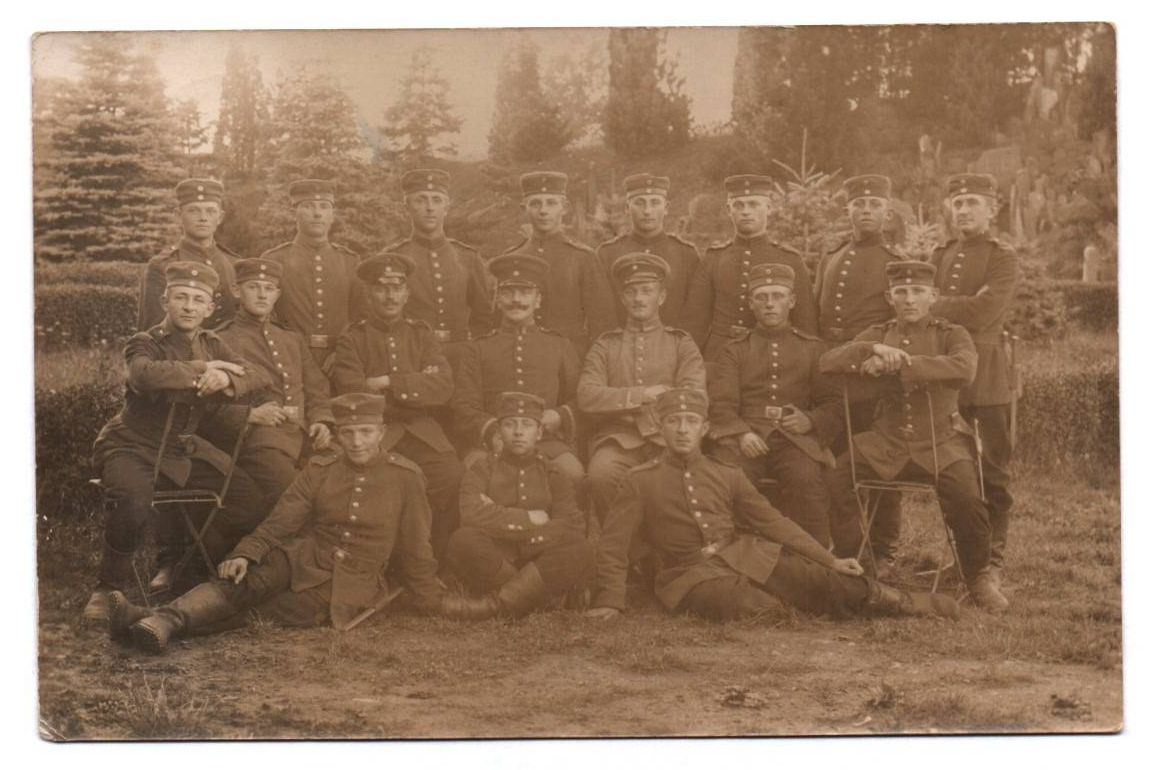 Foto Ak Gruppe Soldaten 2 Ersatz Bataillon 102 Löbau 1915 Stempel