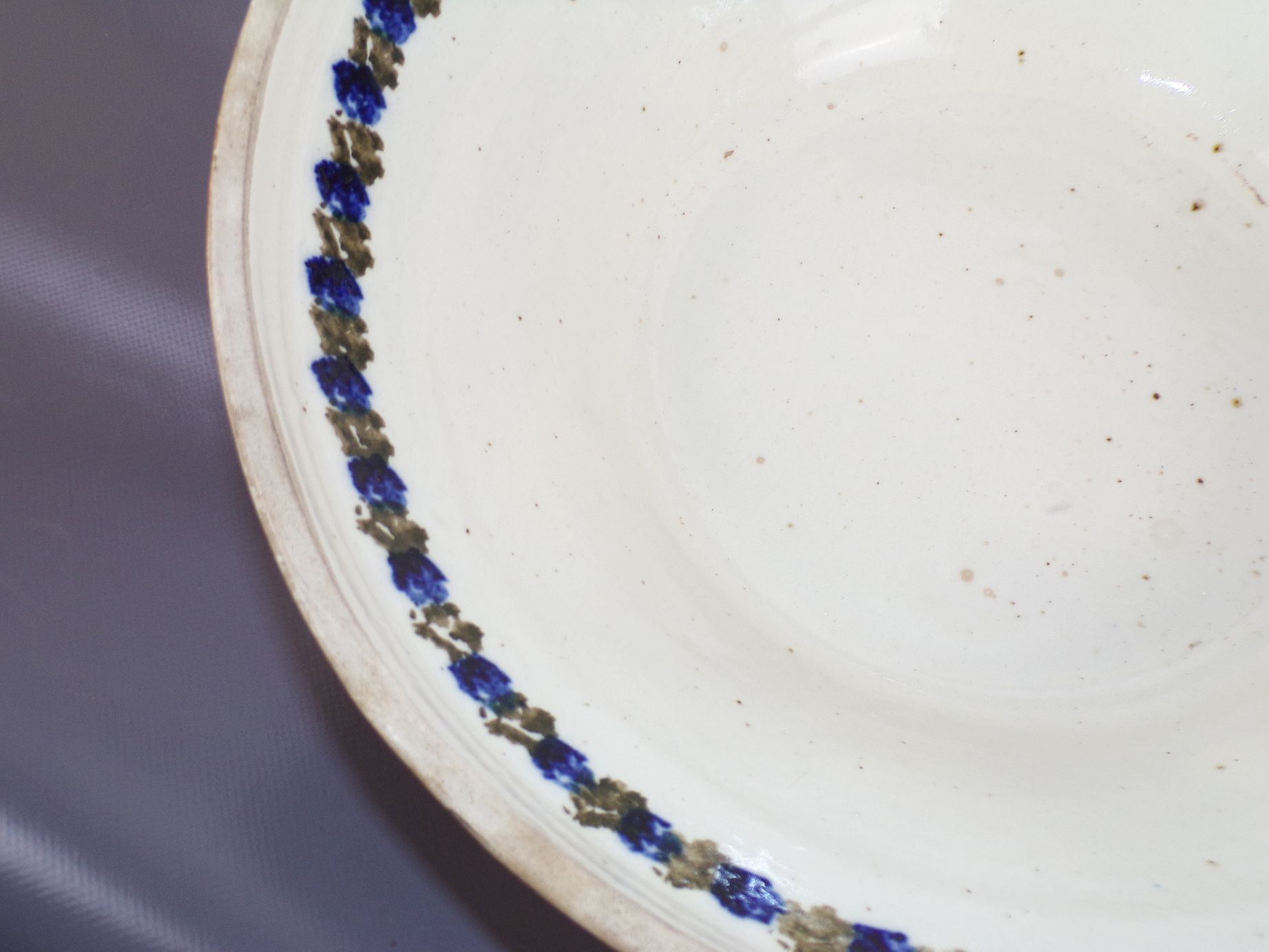 Große Tonschüssel Blumen Dekor bäuerliche Keramik