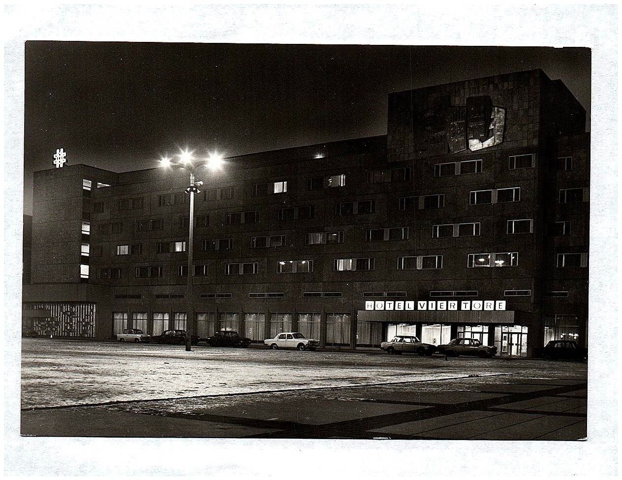 Foto Ak Hotel Vier Tore Neubrandenburg Das repräsentative Haus des Bezirkes DDR Foto Ak Hotel Vier Tore Neubrandenburg Das repräsentative Haus des Bezirkes DDR