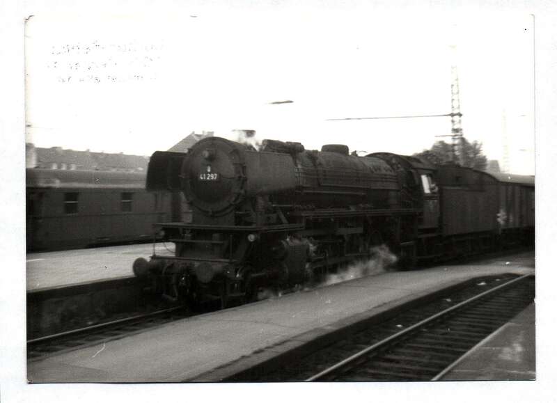 Foto Dampflok 41 297 Bw Wanne-Eickel mit Sg 5502 in Mönchengladbach Hbf 26.09.1966
