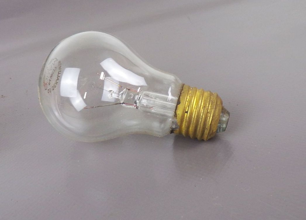 Alte Osram Birne 24 Watt 25 Dekalumpen 150 Volt mit Originalkarton Alte Osram Birne 24 Watt 25 Dekalumpen 150 Volt mit Originalkarton