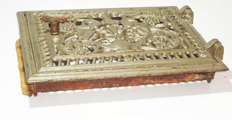 Alte durchbrochene Ofentür Lüftung Gusseisen floral Deko 