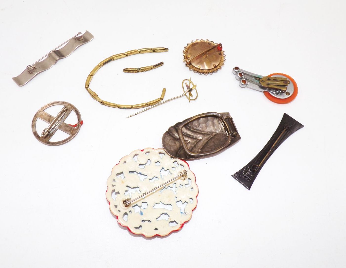 Alte handbemalte Lackdose mit alten Modeschmuck 