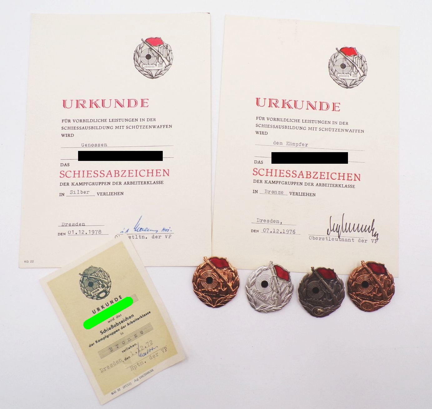 Schießabzeichen der Kampfgruppe der Arbeiterklasse mit Urkunden 4 Abzeichen
