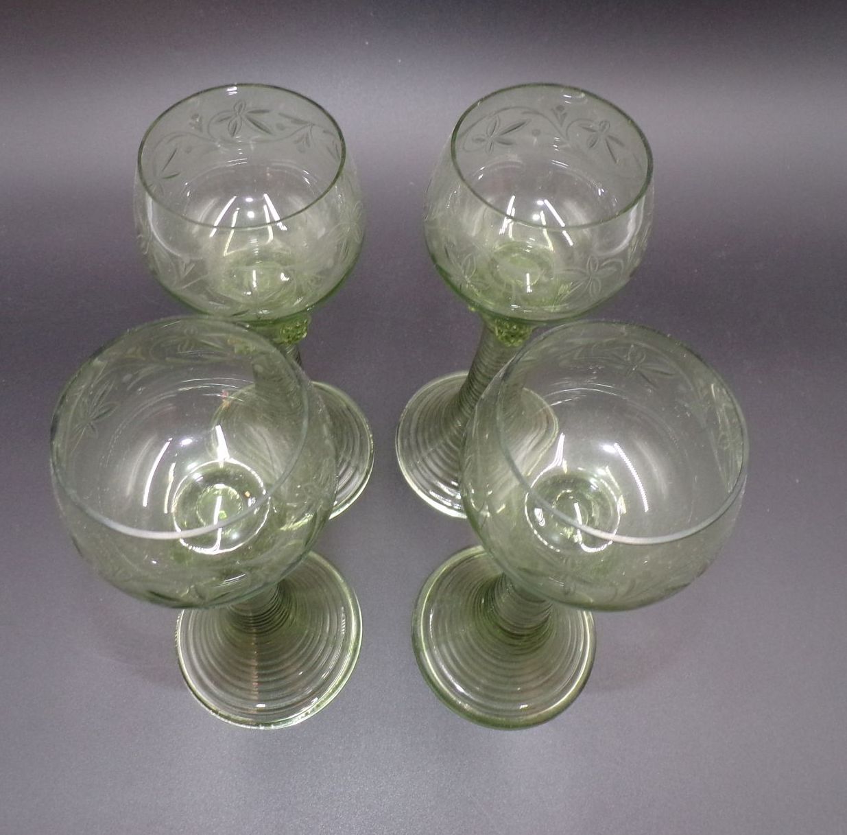 Alte Weingläser Römer 4 Stück Grün Beerennuppen 