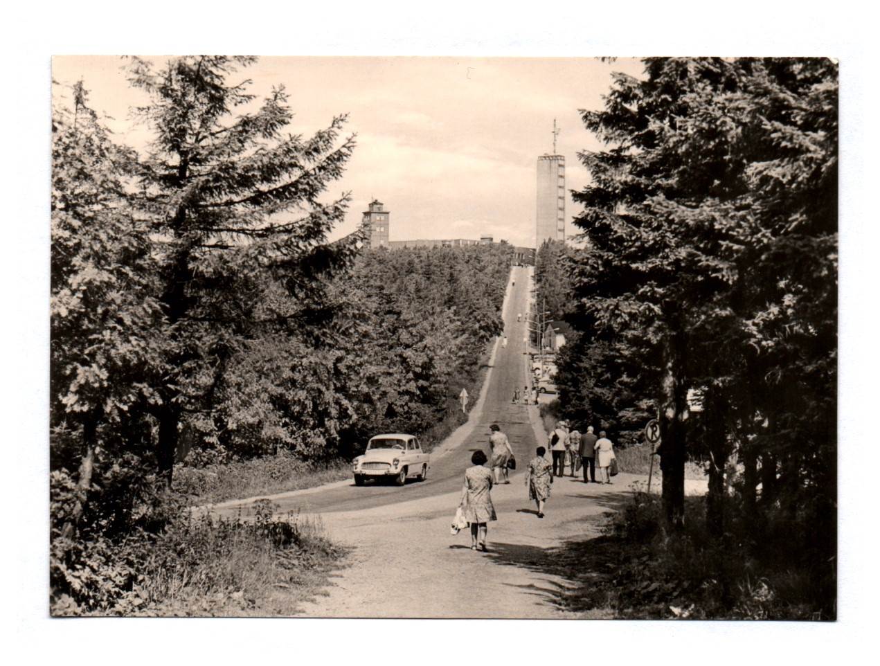 Ak Foto Blick zur Wetterwarte und Fichtelberghaus Oberwiesenthal Echtfoto DDR Ak Foto Blick zur Wetterwarte und Fichtelberghaus Oberwiesenthal Echtfoto DDR