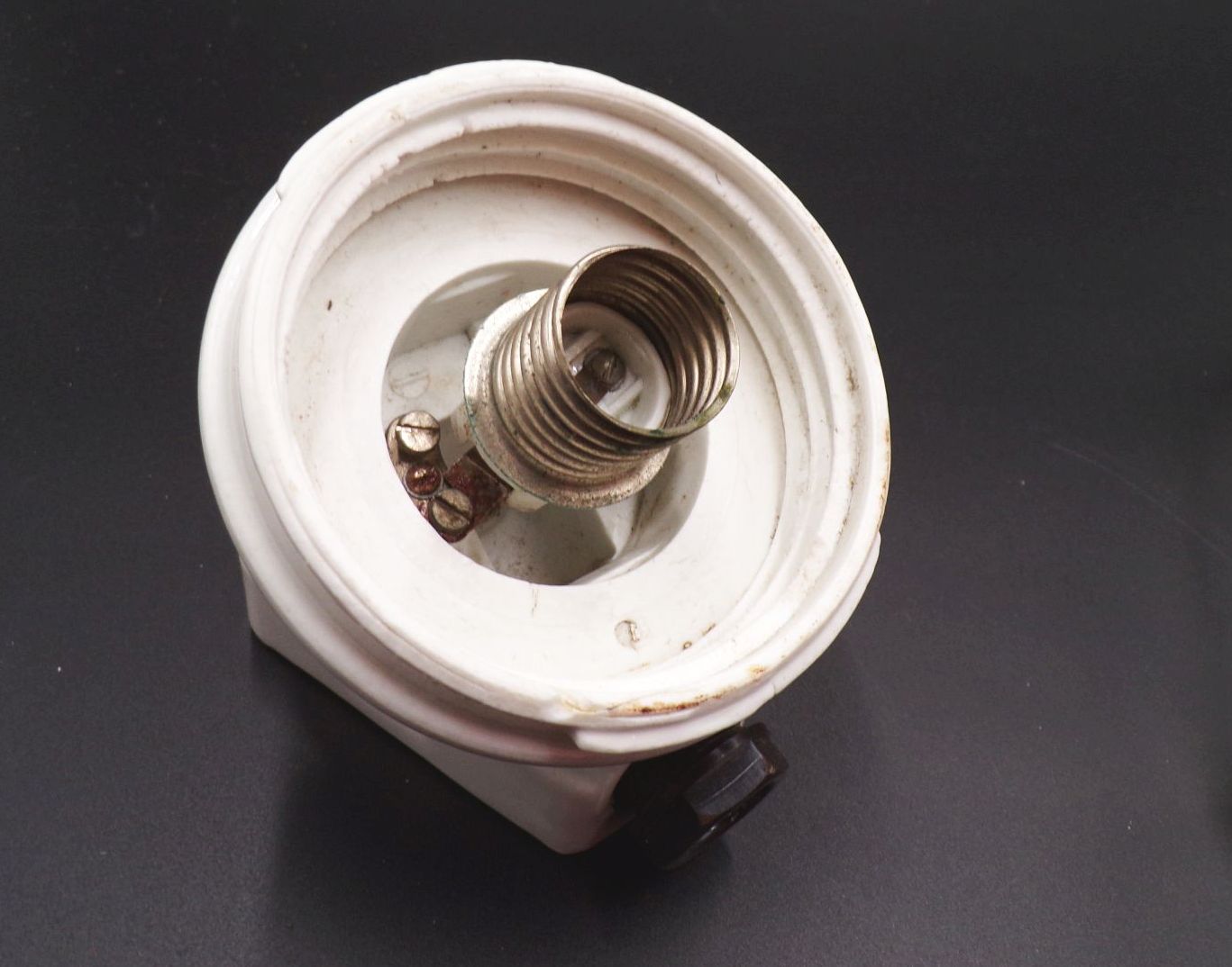 Alte Glaskolbenlampe Schräg Weiß Porzellan Glas Deckenleuchte Kellerlampe Alte Glaskolbenlampe Schräg Weiß Porzellan Glas Deckenleuchte Kellerlampe