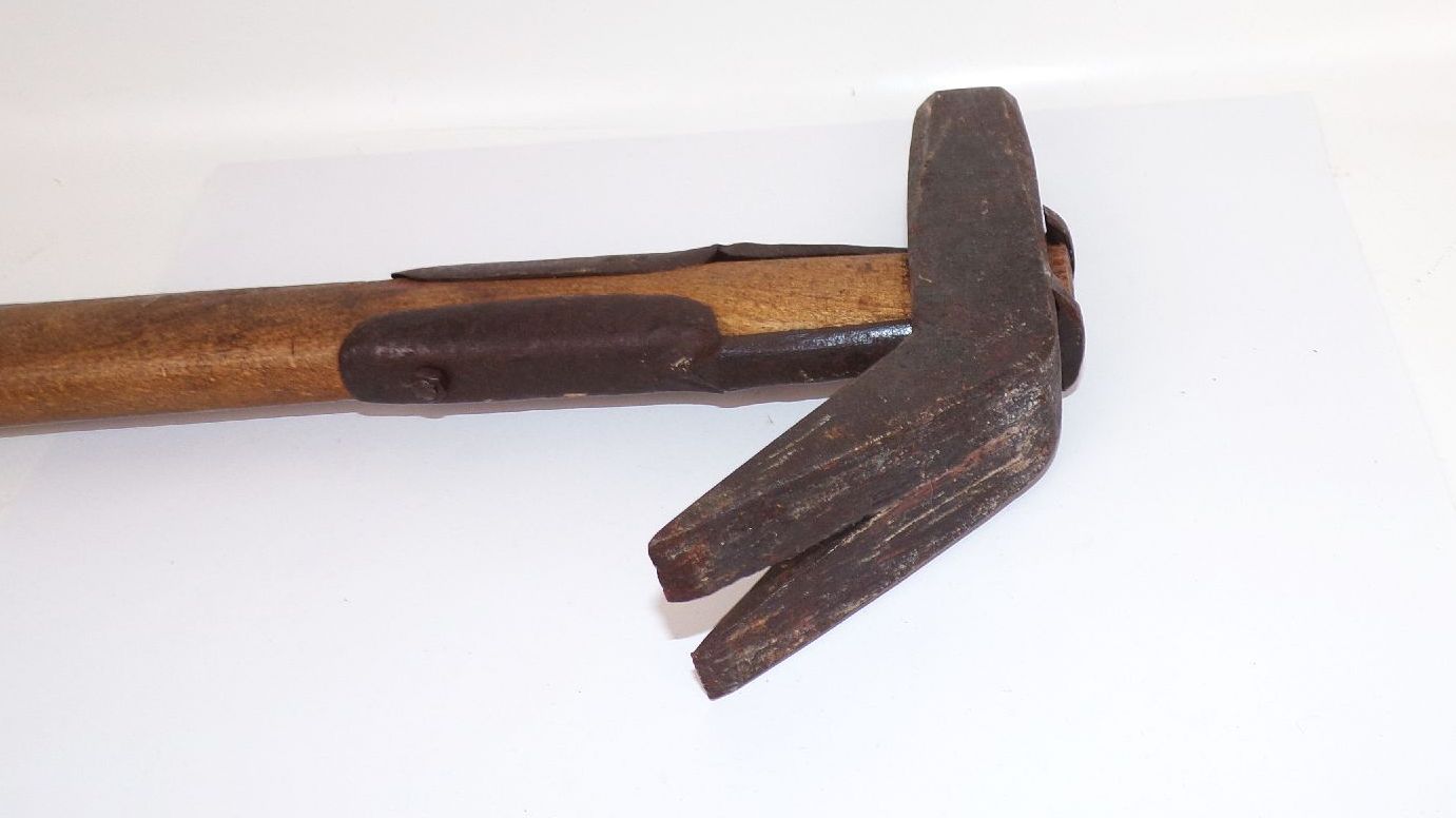 Alter Zimmermann Hammer Eisen Holz Schaft 