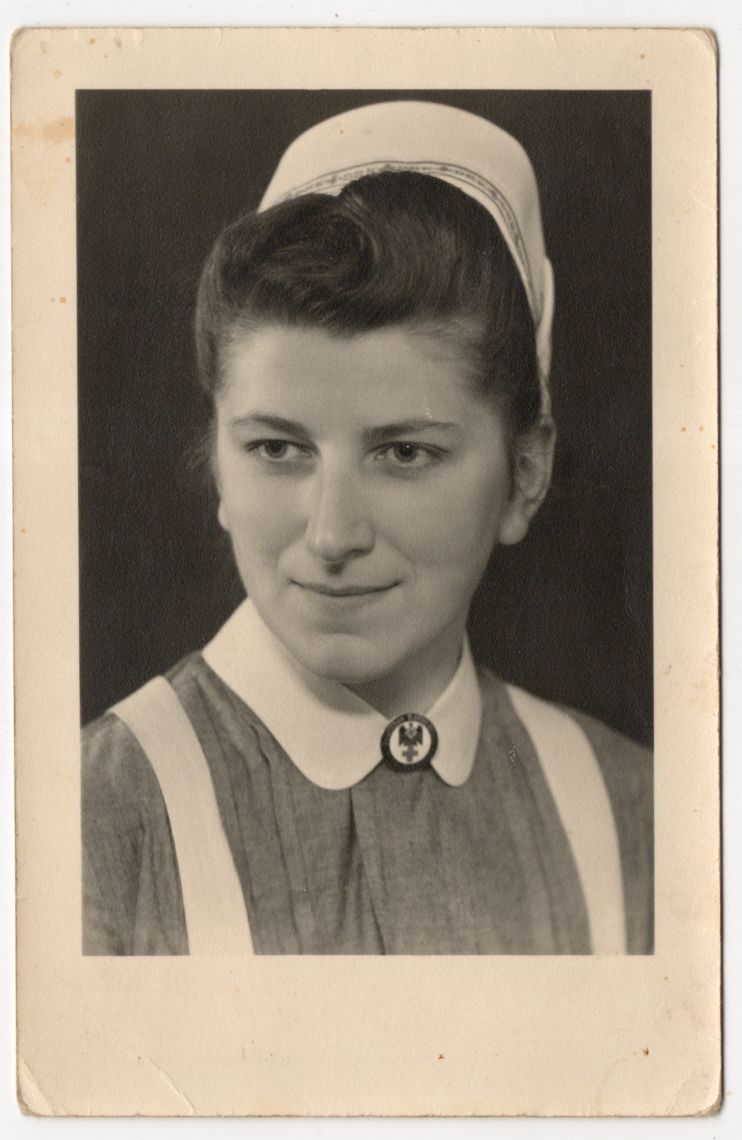 Foto Ak Portrait Rot Kreuz Krankenschwester 2 Weltkrieg mit Brosche