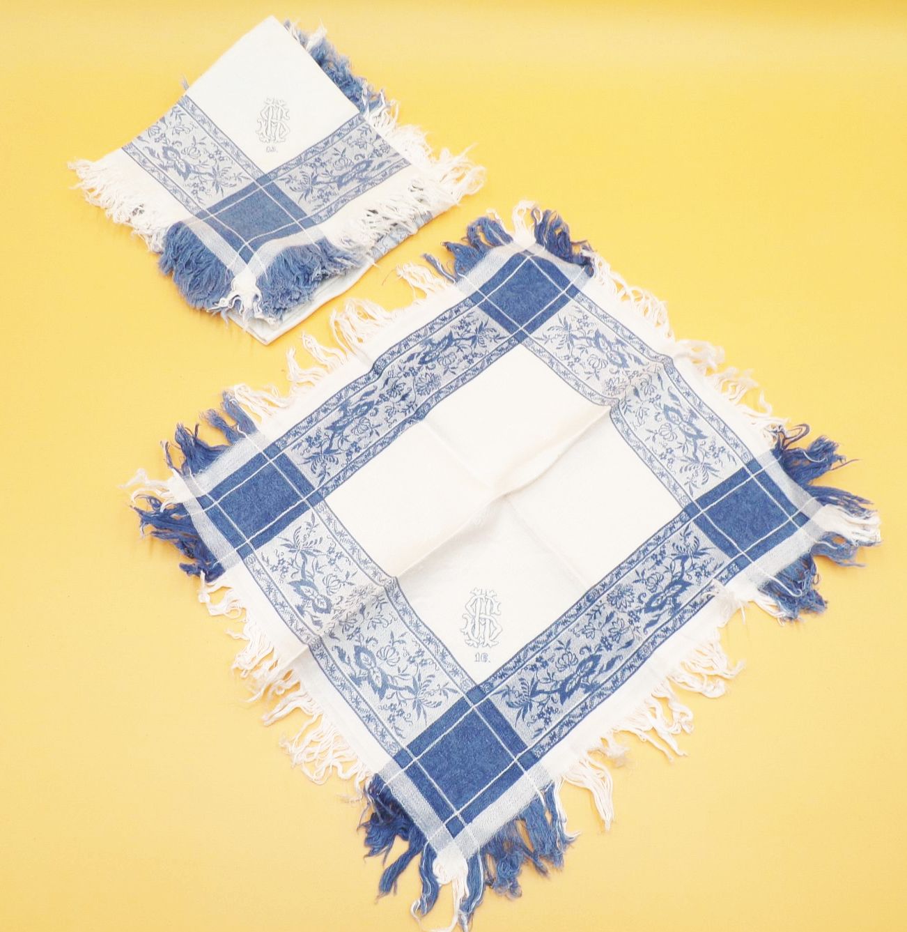 Tischdeckchen klein blau weiß mit Monogramm 32 x 29 cm 3 Stück Landhaus