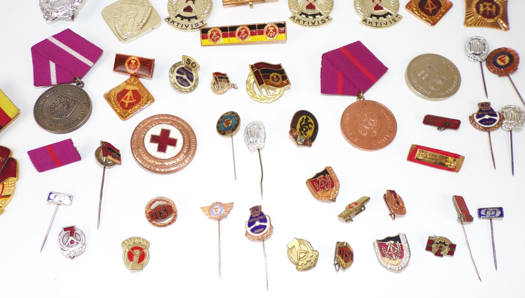 Konvolut DDR Abzeichen Banner der Arbeit Anstecknadeln Pins Konvolut DDR Abzeichen Banner der Arbeit Anstecknadeln Pins