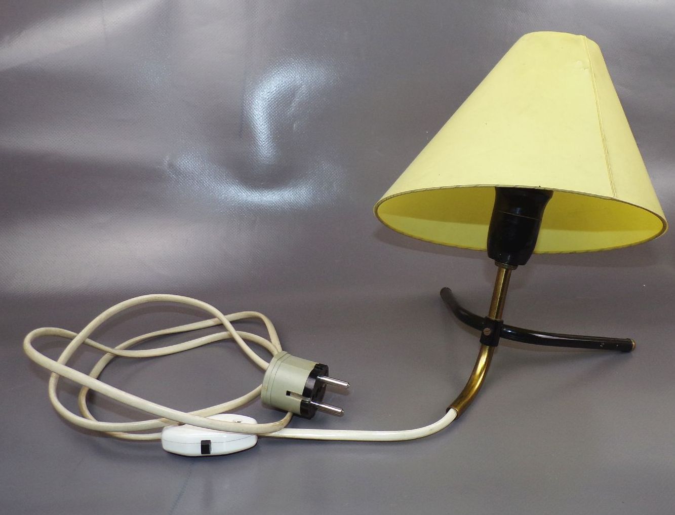Alte Tischleuchte Dreibein E27 Gelb Vintage Retro Tütenlampe