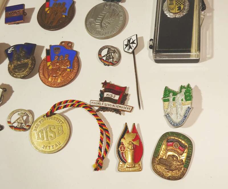 Konvolut DDR Abzeichen Orden 