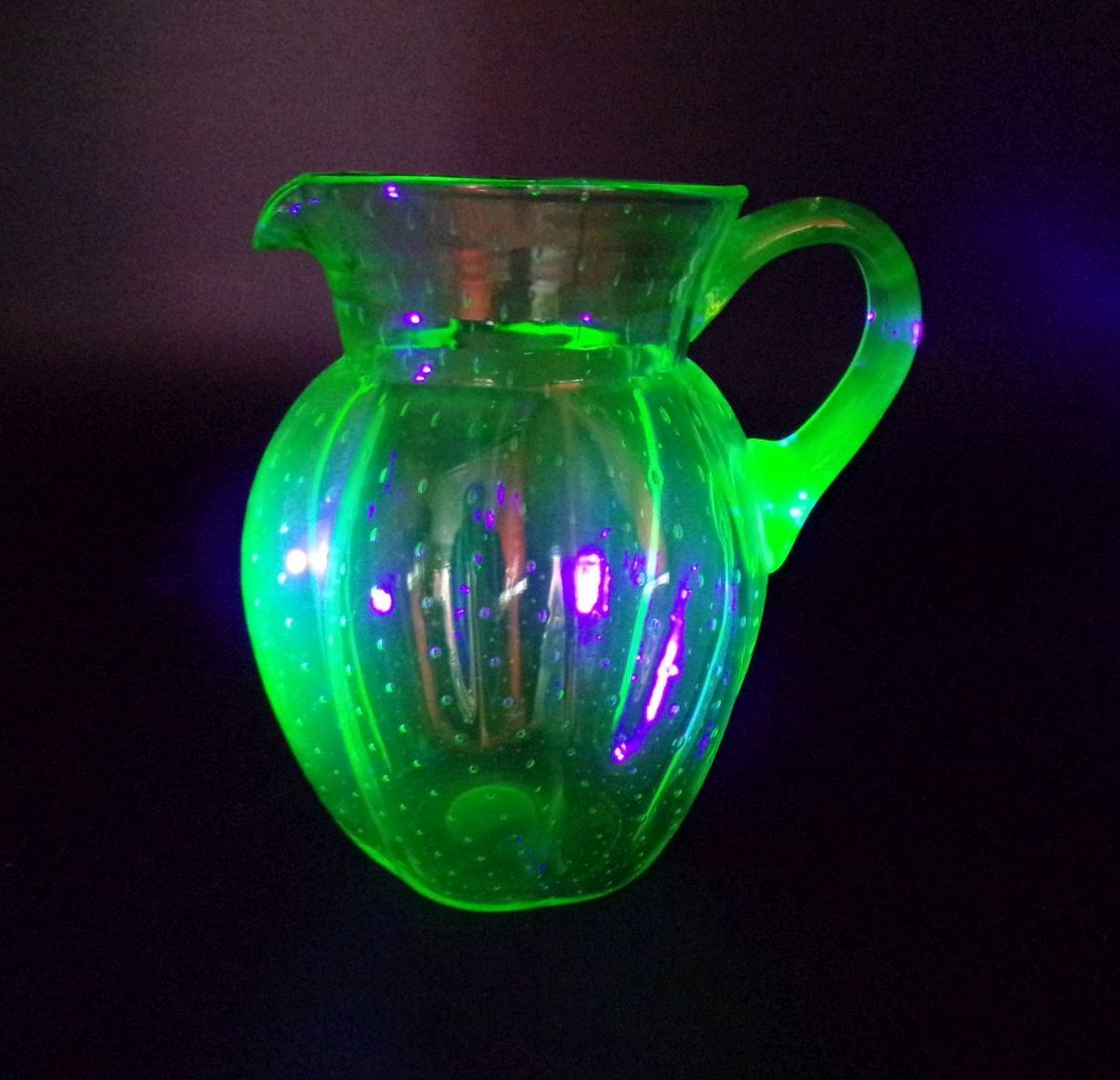Alter Saftkrug Uranglas Grün Handarbeit Abriss Antik Fluoreszierend 