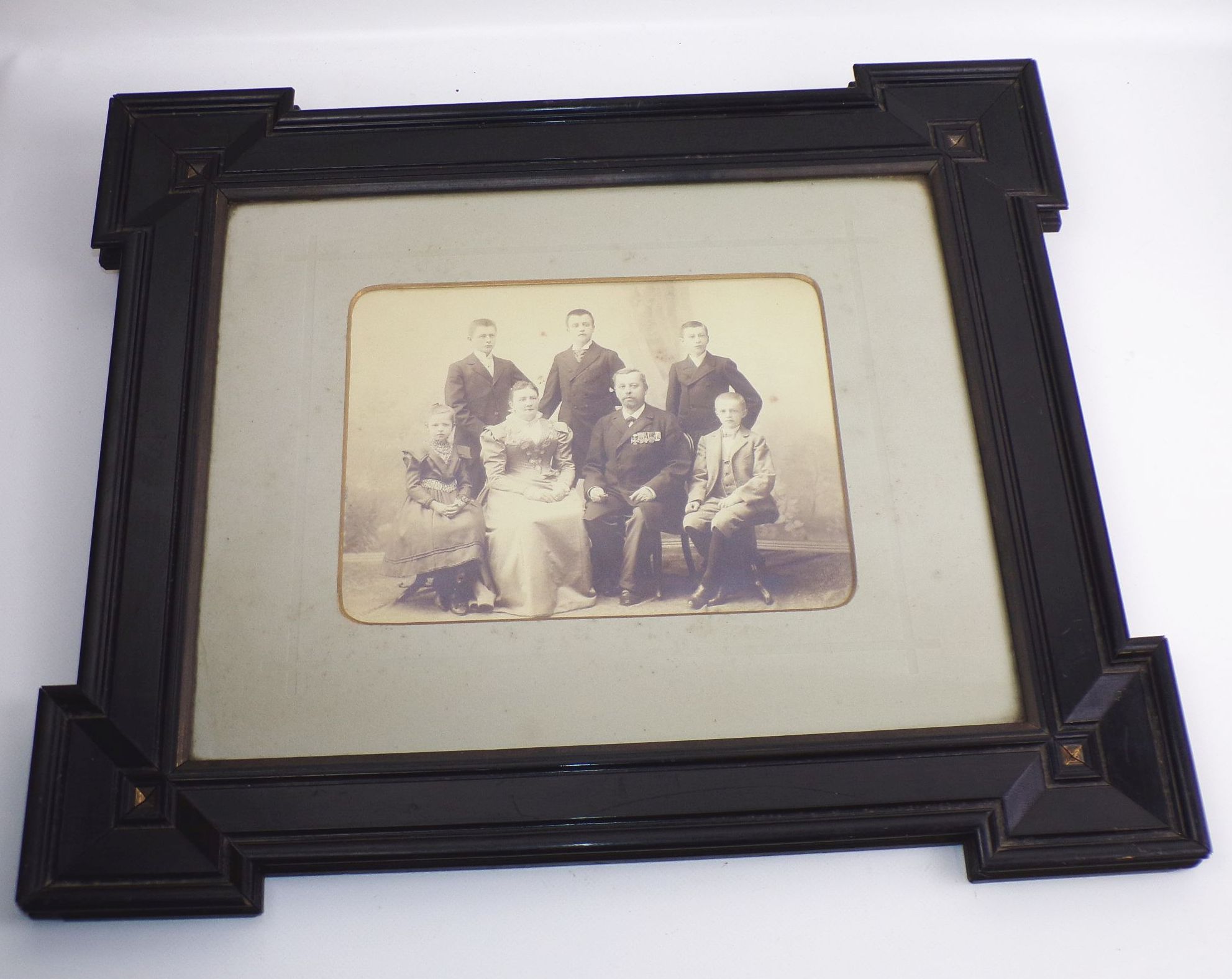 Fotografie Veteran mit großer Ordensspange mit Familie um 1890 Görlitz Bilderrahmen