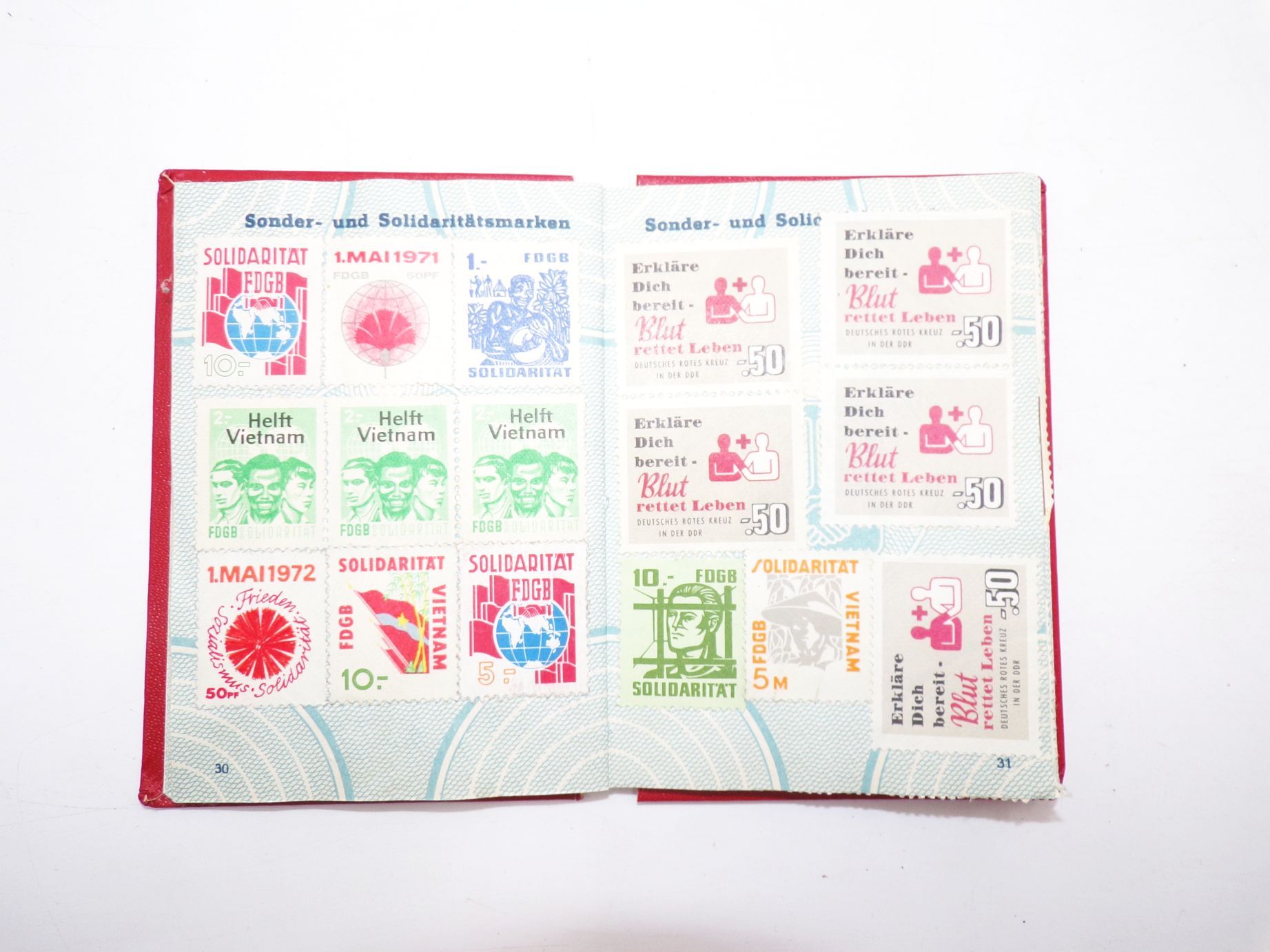 DDR Mitgliedsbücher mit Marken SED Sportbund FDGB 