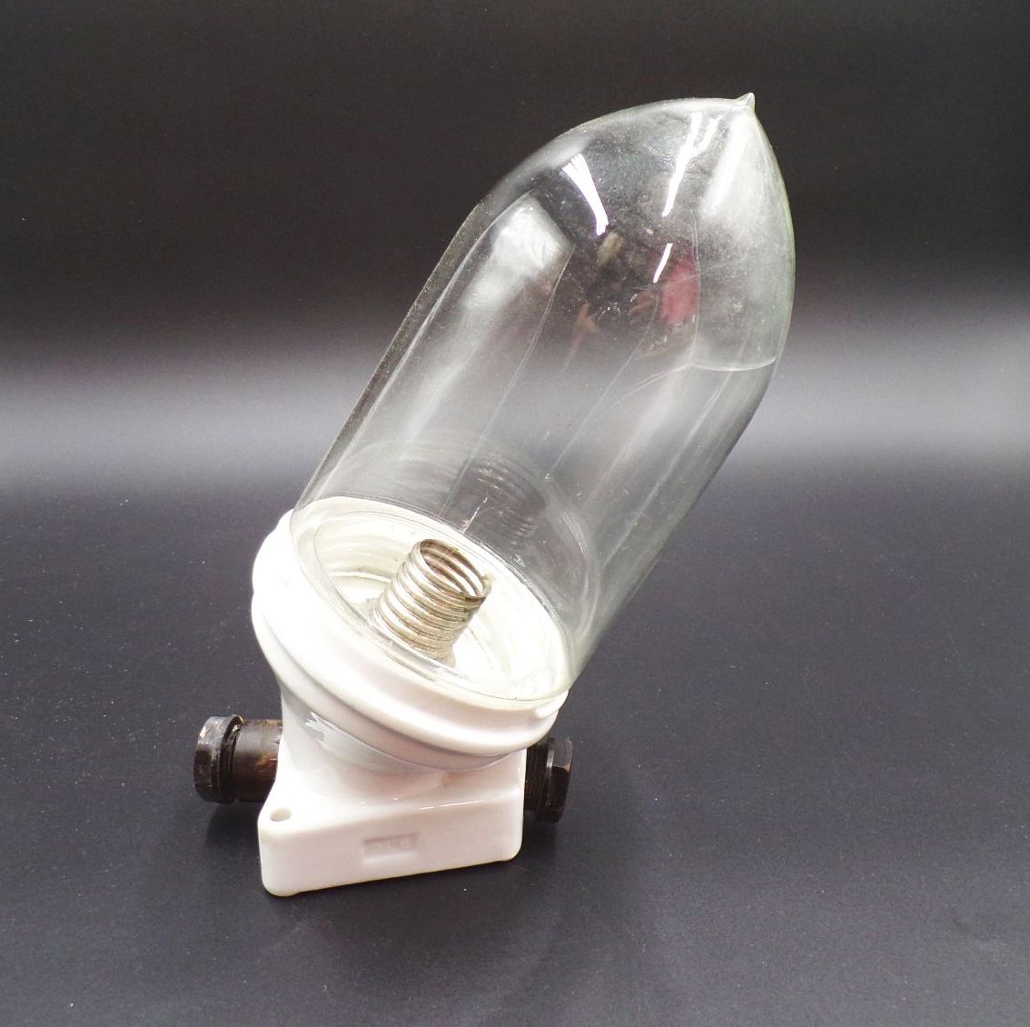 Alte Glaskolbenlampe Schräg Weiß Porzellan Glas Deckenleuchte Kellerlampe 