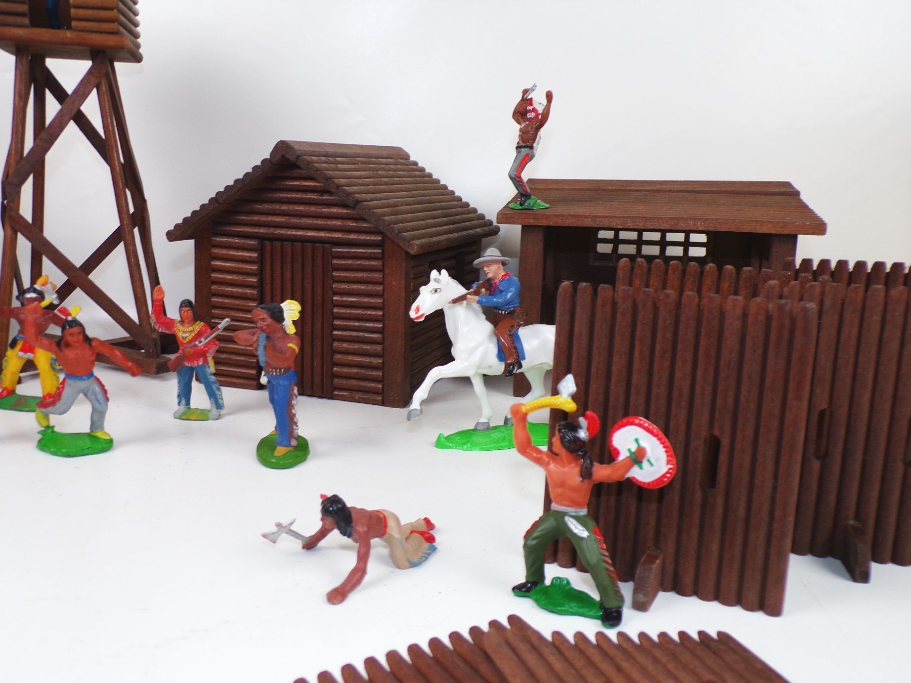 DDR Indianer Fort Holzhütten Wildwest Figuren 
