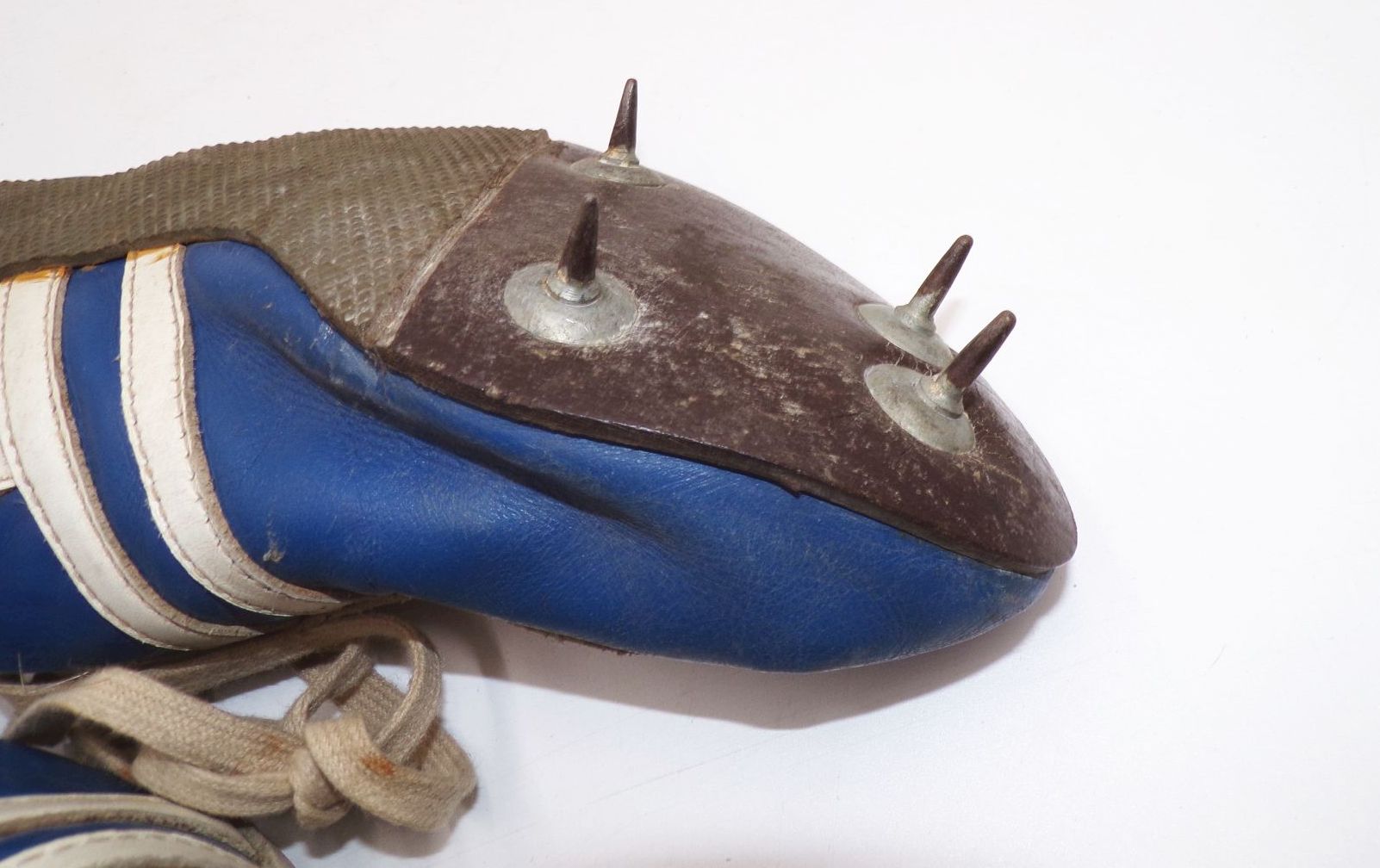 Alte Sportschuhe DDR Sprinterschuhe Laufschuhe blau weiß Spikes Vintage