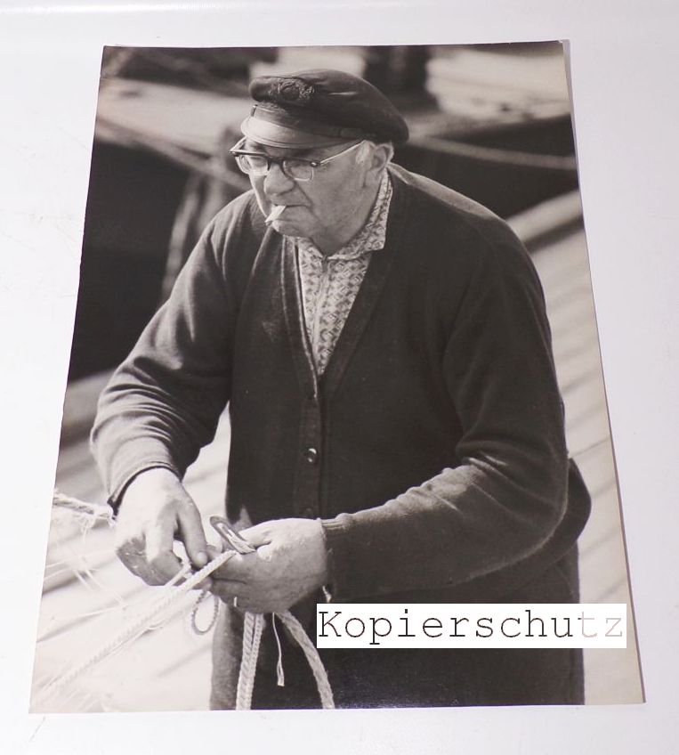Fotografie alter Fischer knüpt Fischernetz Arbeit Alltag DDR 1960er Foto