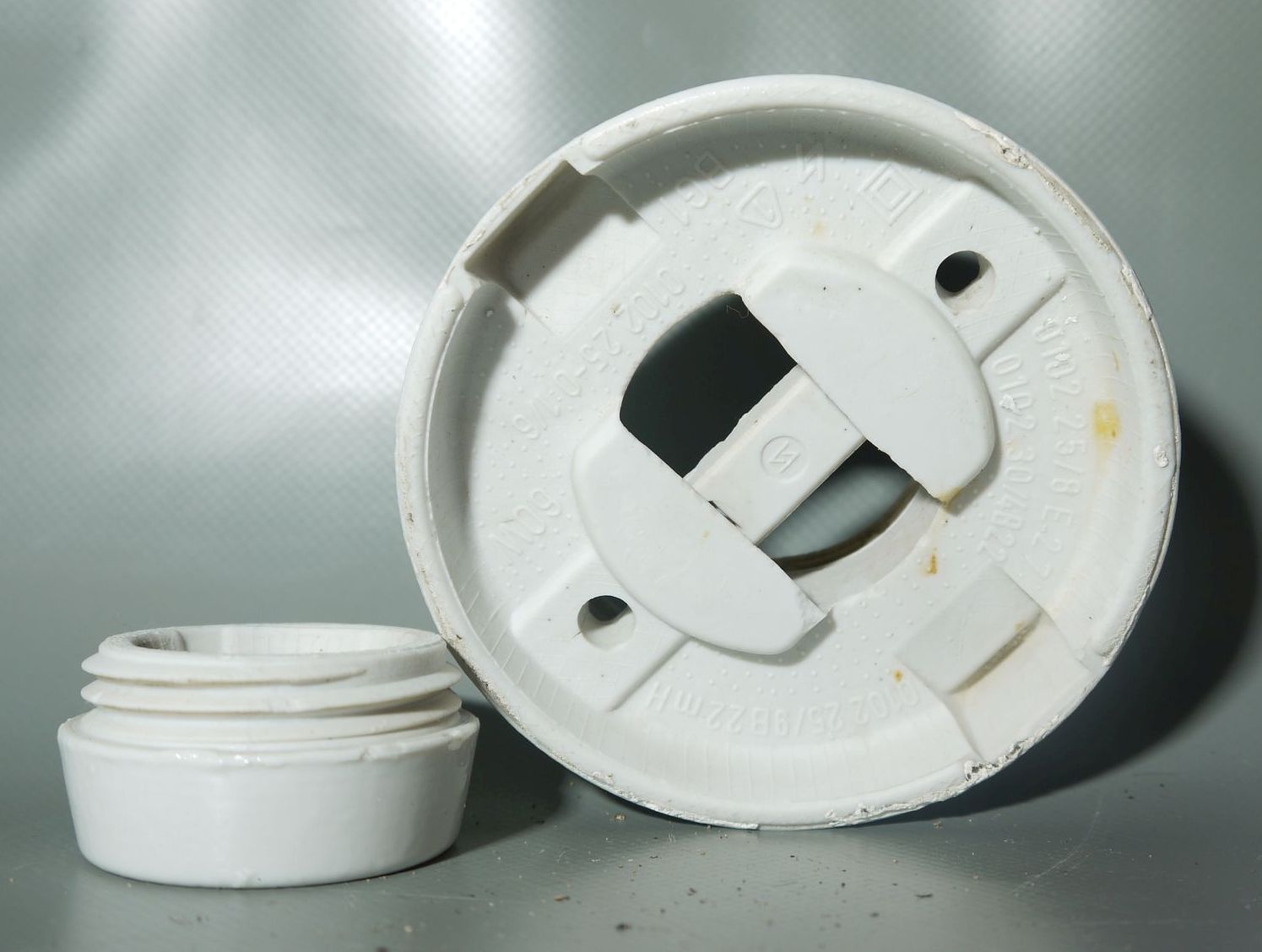 Alte Kugellampe Glas Kellerlampe Weiß Porzellan Fassung Deko Leuchte