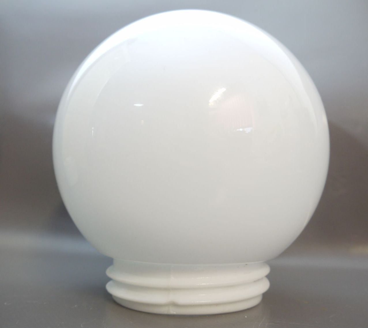  Kugellampe klein Fassung IP41 alte Kellerlampe Porzellan Glas Weiß