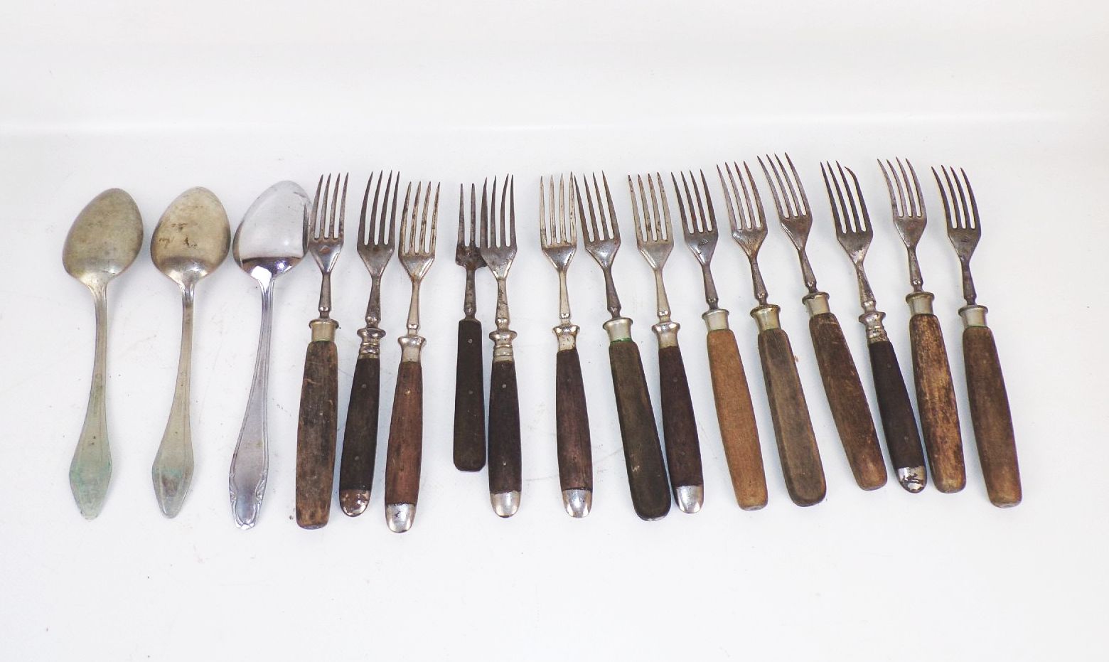 Konvolut altes Besteck Holzgriffe Gabeln Mittelalter Räuber 17 Besteckteile