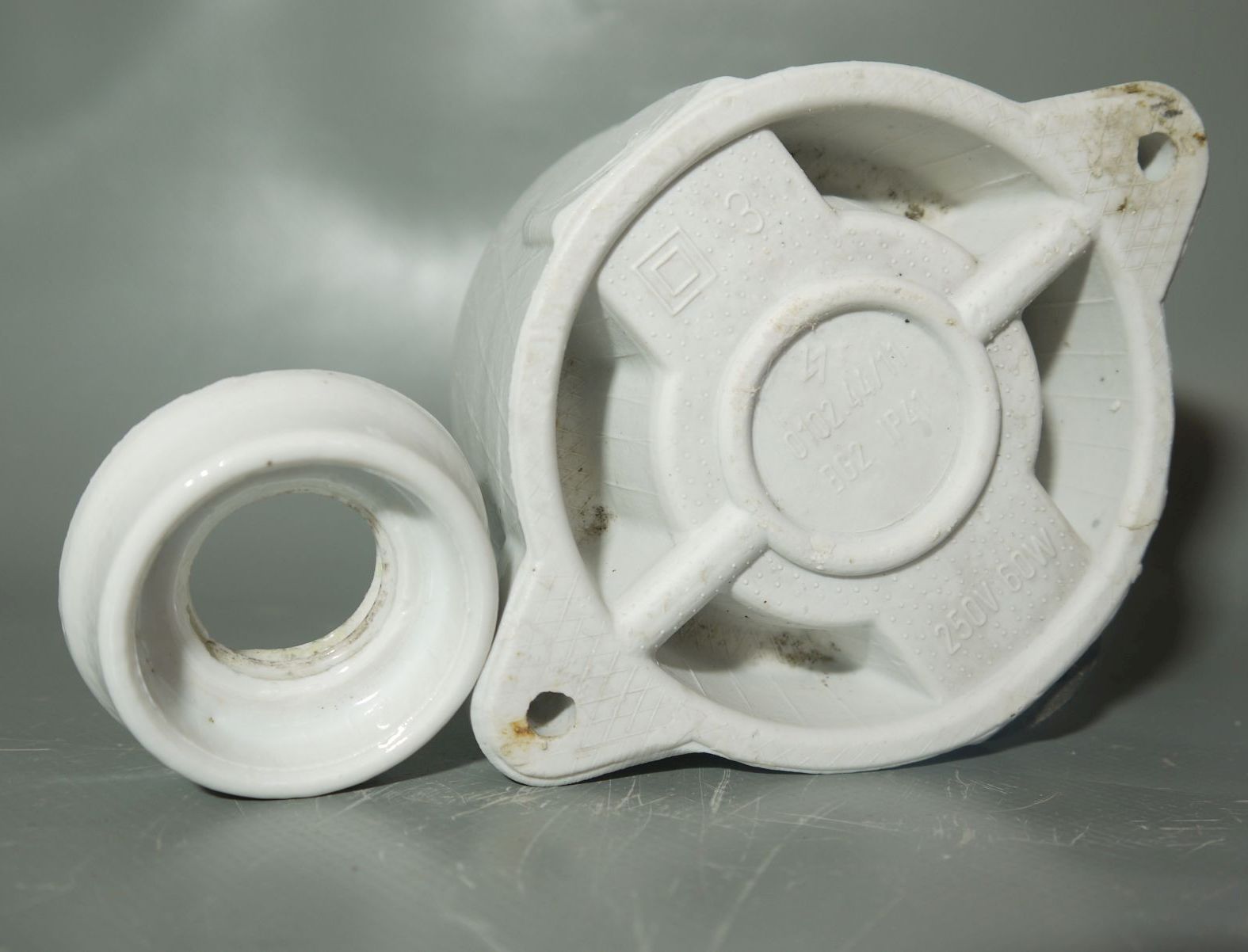 Kellerlampe alte Kugellampe IP41 Lampe Glas weiß Porzellan Fassung