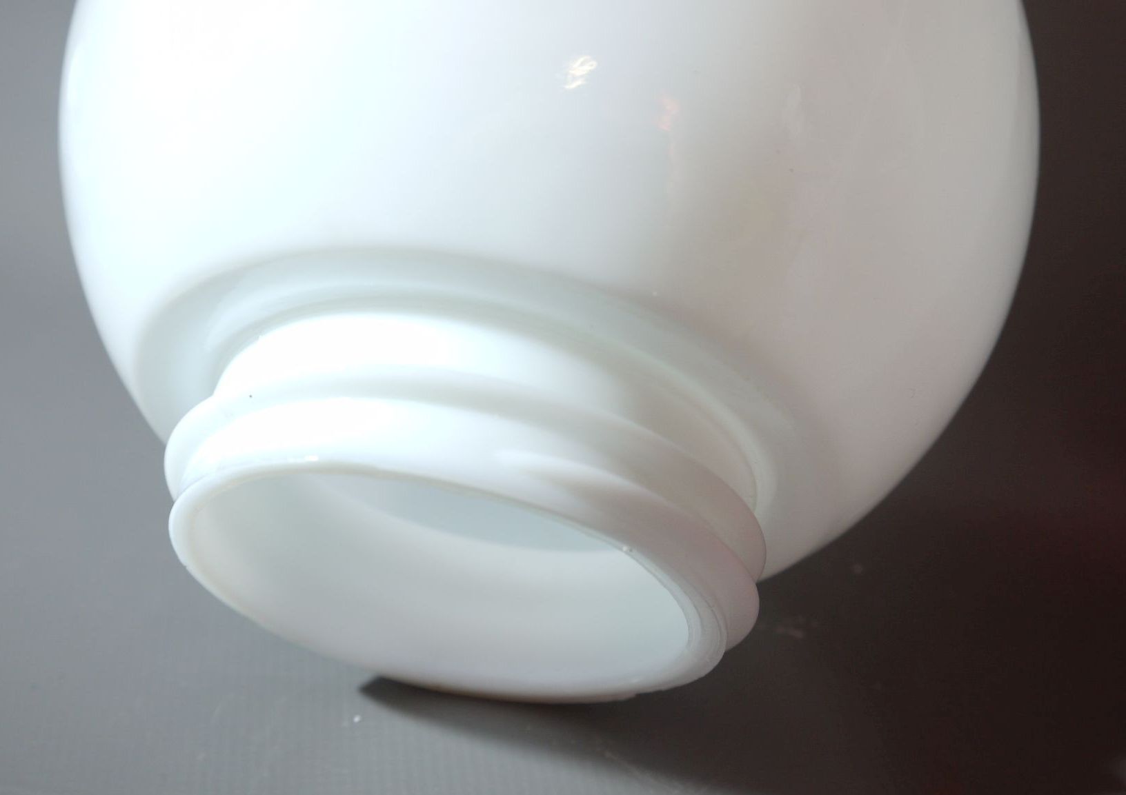 Kugellampe alte Kellerlampe Porzellan Fassung schräg IP41 Glas Weiß