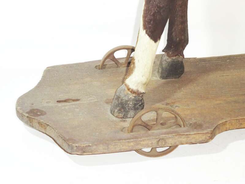 Uraltes Spielzeugpferd Gussräder Echtfell Glasaugen um 1890 Schaukelpferd 