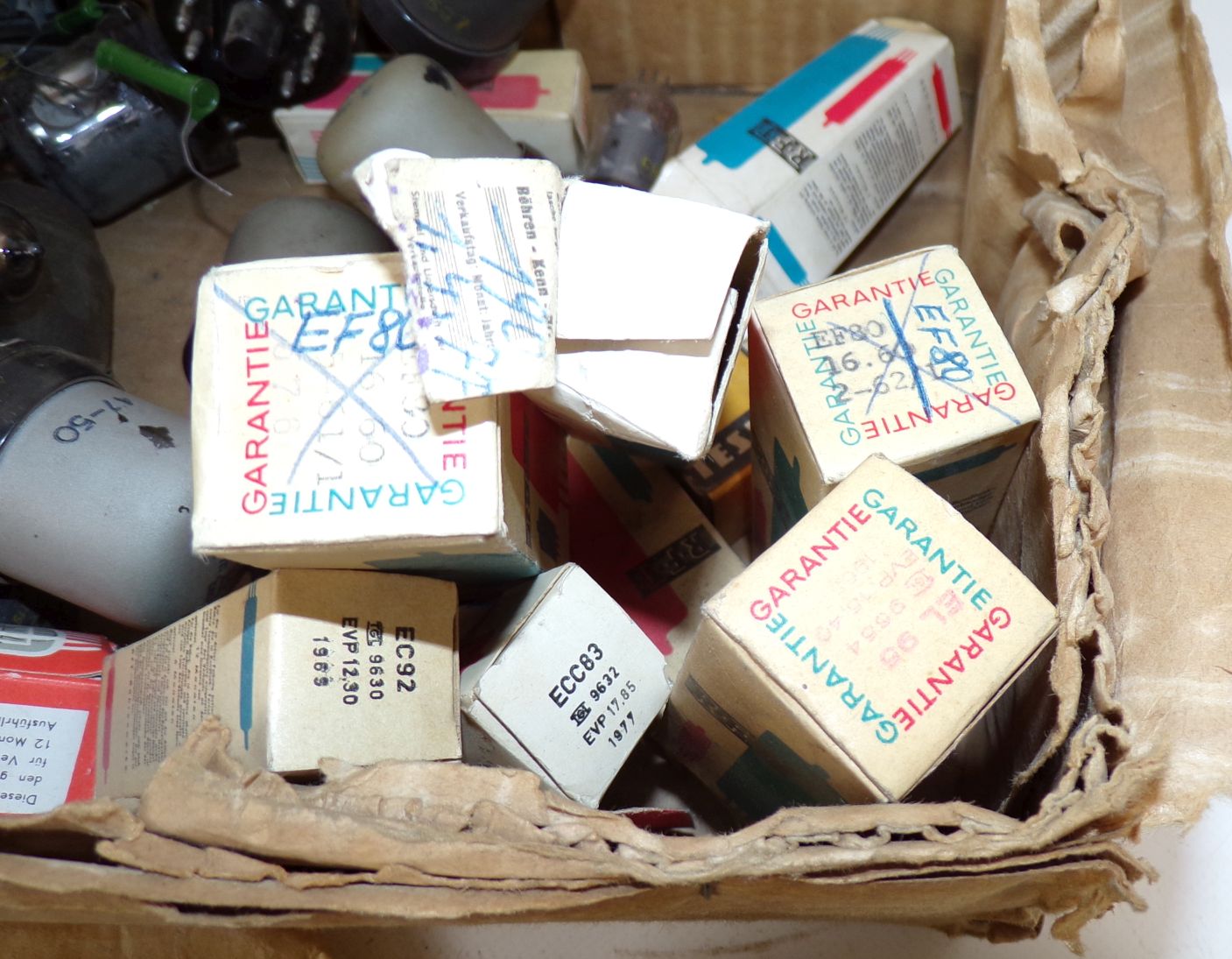 Konvolut Radioröhren Sockel Widerstände Bastlerware 