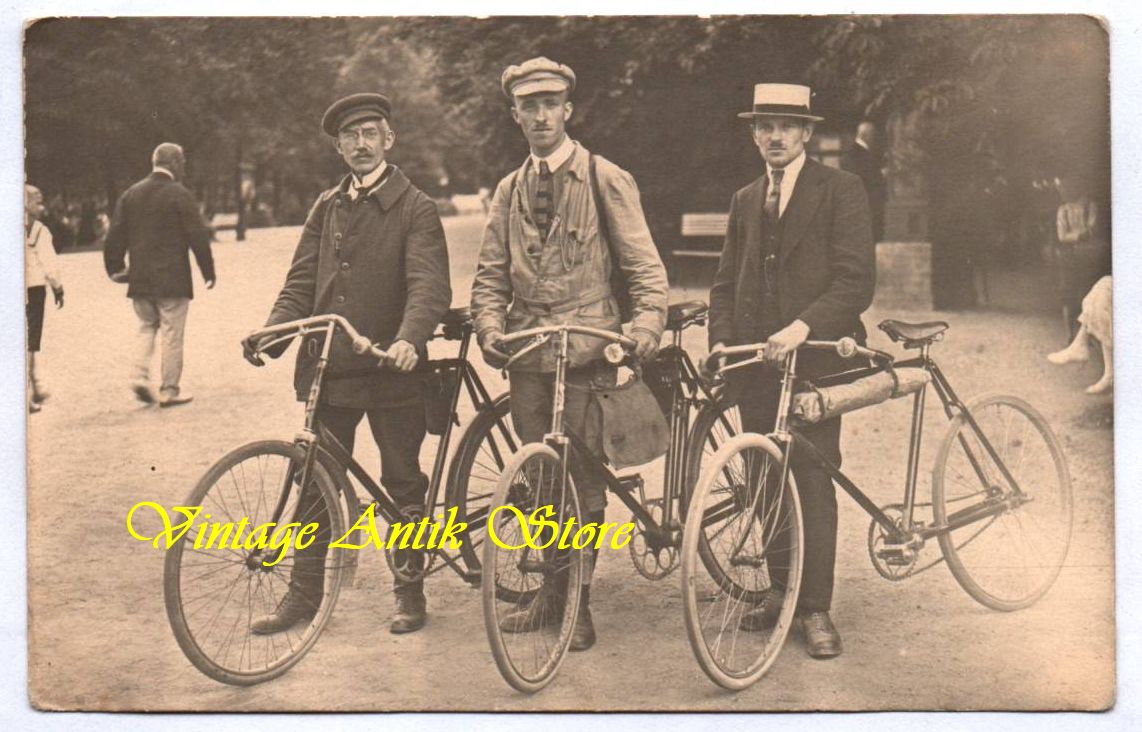 Foto Ak Männer mit Fahrräder Rennrad Sportrad Fahrrad Oldtimer um 1930