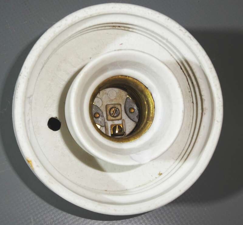 Alte Glaskolbenlampe Porzellan Glas Kellerlampe Vintage Leuchte industrial