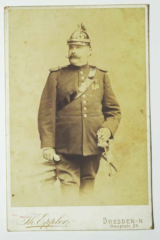 Kabinettfoto Kavallerie Reiter Sachsen Helm Abzeichen Säbel Dresden 1890er 